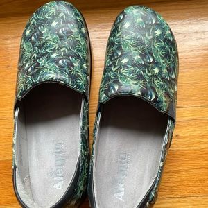 Algeria slides with bird and leaf print.